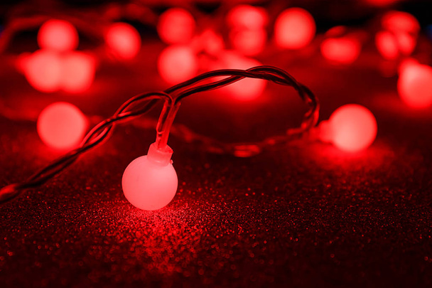 Ragyogó karácsonyi fények sötét háttér - Fotó, kép