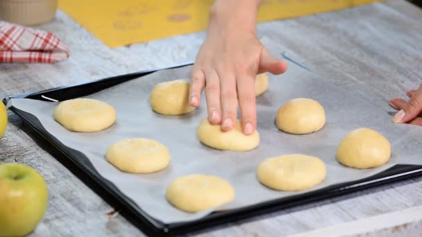 Het maken van zoete broodjes in de bakkerij. Ruwe ongebakken broodjes. - Video