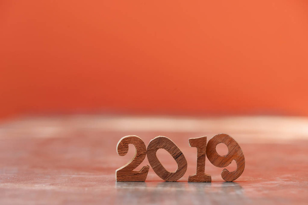 Numéro en bois 2019 sur ciment sur fond ambre, heureux nouveau concept année
 - Photo, image