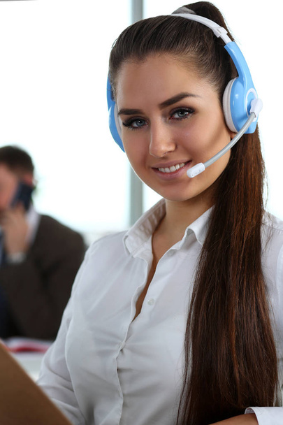 Όμορφη μελαχρινή χαμογελώντας κλήση κέντρο υπάλληλος στο χώρο εργασίας - Φωτογραφία, εικόνα