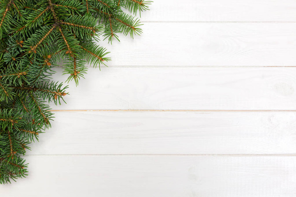 Weihnachten Holzhintergrund mit Tannenbaumrahmen und Kopierraum. freie Fläche für Ihr Design von oben. - Foto, Bild