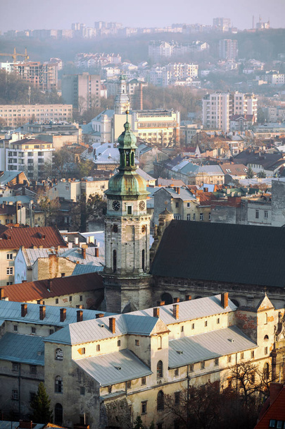 ウクライナ リヴィウ市中心の教会と旧市街。シトー修道会の修道院の鐘塔。リヴィウの鳥の目のビュー - 写真・画像