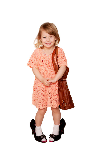 彼女の母親の靴および宝石類を身に着けているバッグで幸せな女の子 - 写真・画像