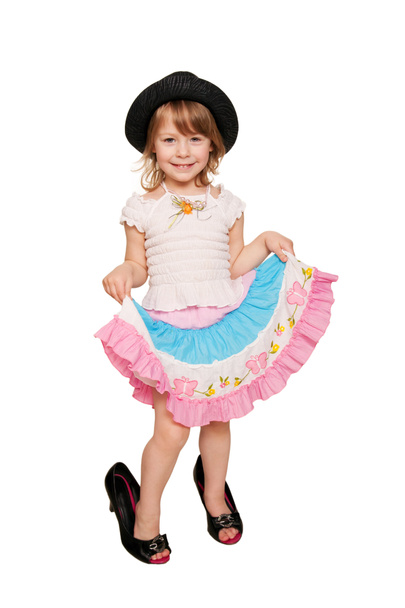 ευτυχισμένη κοριτσάκι που φοράει τα παπούτσια της μητέρας, μαύρο καπέλο και κοσμήματα - Φωτογραφία, εικόνα