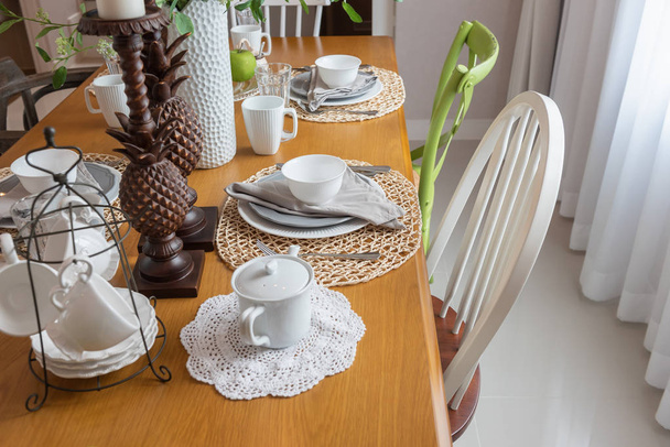 nowoczesny stolik ustawione na drewnianych stół w nowoczesnej jadalni, koncepcja projektowania wnętrz - Zdjęcie, obraz