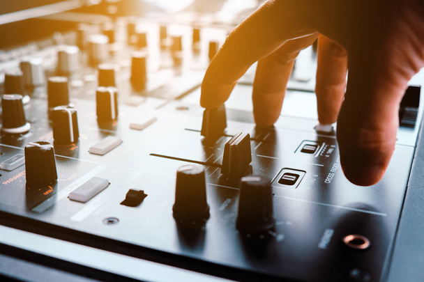 Immagine ravvicinata del mixer console giradischi DJ
 - Foto, immagini