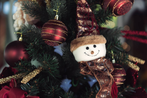 Árbol de Navidad y decoraciones de Navidad en el fondo y Feliz Año Nuevo
 - Foto, Imagen