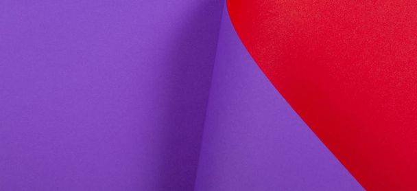 Абстрактный красочный фон. Красно-фиолетовая фиолетовая бумага геометрической формы - Фото, изображение