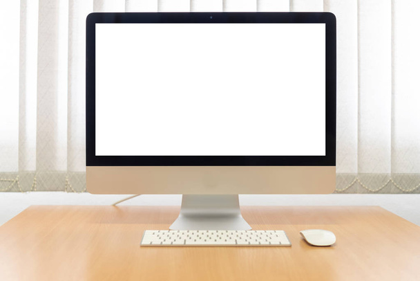 Computador monitor de escritório, mouse na mesa de madeira. computador e teclado, mouse com tela em branco. Conceito de negócio digital
. - Foto, Imagem