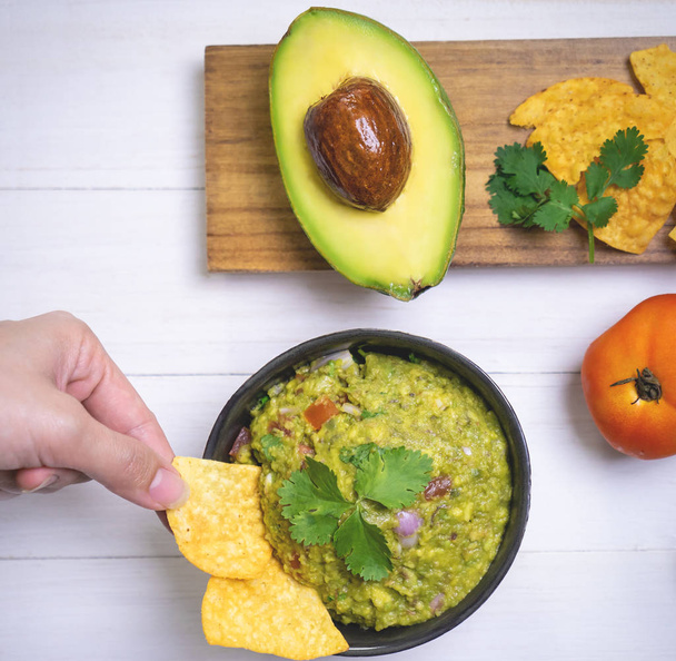 Avokáda guacamole s čipy mexické jídlo plochý ležela pohled shora - Fotografie, Obrázek