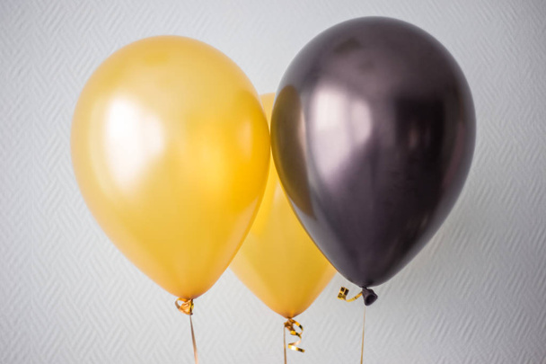 yellow and black floating helium balloons - 写真・画像