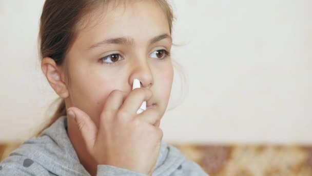 Teenie-Mädchen sprüht Nasenspray, Behandlung zu Hause. - Filmmaterial, Video