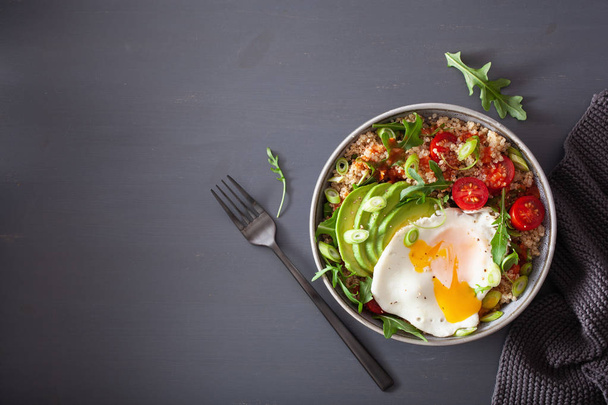 Sahanda yumurta, avokado, domates, roket ile Quinoa kase. Sağlıklı vejetaryen yemek - Fotoğraf, Görsel