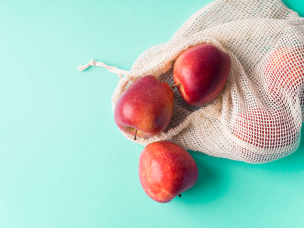 Červená jablka v opakovaně bavlněné tašky - Fotografie, Obrázek