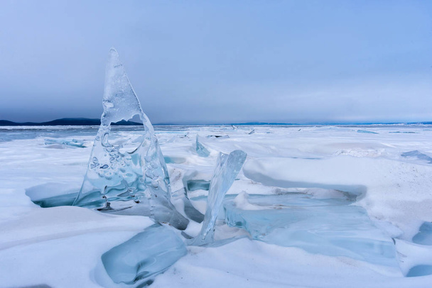 Нескінченні синій льоду тороси взимку на заморожені озера Байкал. Росія - Фото, зображення