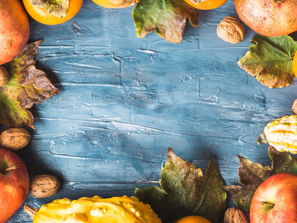 Jesienne owoce Dziękczynienia niebieskie tło - Zdjęcie, obraz