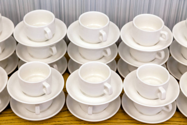 Mnoho párů čaj bílého porcelánu v hromadách v přímém směru. Koncept konference v hotelu, přestávka, stravování, snídaně - Fotografie, Obrázek