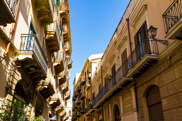 Small street with balconies in old town center of Palermo, Italy - Foto, Imagen