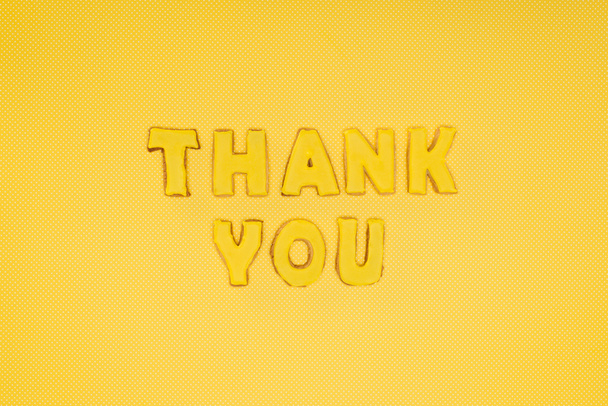 Danke Schriftzug in Cookies isoliert auf gelbem Hintergrund - Foto, Bild