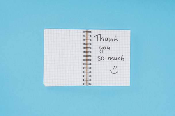 Köszönöm tehát sok betűkkel elszigetelt kék háttér notebook - Fotó, kép