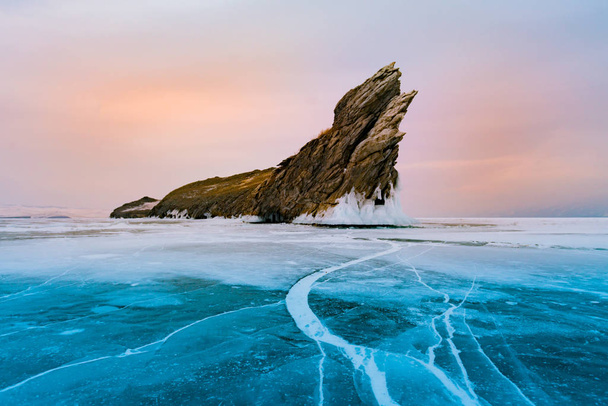 Bevroren Baikal water lake met Olkhon rock, Rusland winter seizoen natuurlijk landschap  - Foto, afbeelding