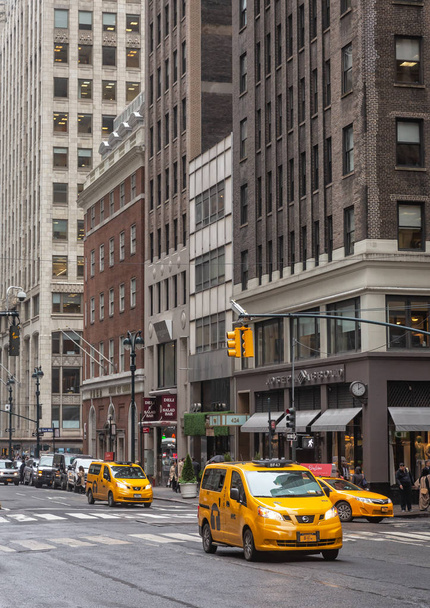 New York, USA - 03 toukokuu 2016: keltainen taksi Manhattanin kadulla New Yorkissa. City Street kohtaus keltainen taksi taksit
 - Valokuva, kuva