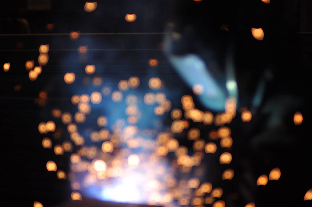 worker welder welds steelworks at the factory - Foto, Imagem