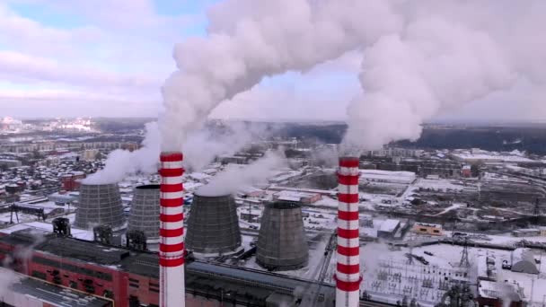 Luftaufnahme Wolken von Rauch und Dampfkühlturm industrielle Wärme electro central - Filmmaterial, Video