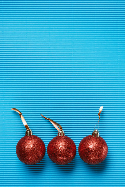 vue de dessus des boules de Noël décoratives brillantes rouges sur le fond bleu
 - Photo, image