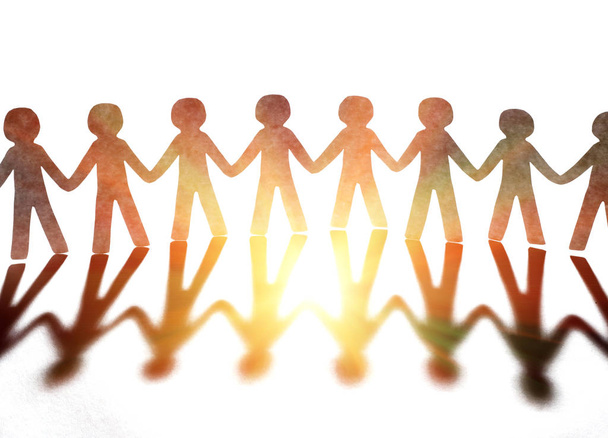 Бумажные люди, стоящие вместе и держащие свою концепцию рук
 - Фото, изображение