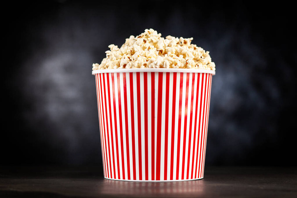 Volledige popcorn emmer - Foto, afbeelding