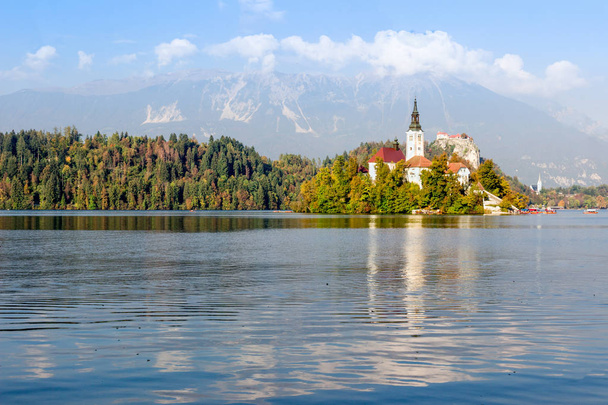 Θέα στη λίμνη Bled και εκκλησία προσκυνήματος του στην Κοίμηση της Θεοτόκου στη φθινοπωρινή σεζόν - Φωτογραφία, εικόνα