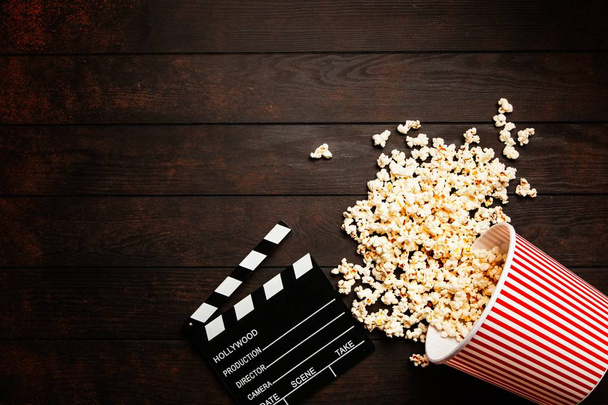 Volledige popcorn emmer - Foto, afbeelding