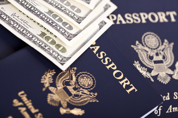 Μετρητά & διαβατήρια - Φωτογραφία, εικόνα