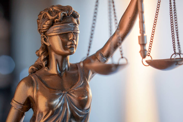 Statue de la justice avec des échelles dans le bureau d'avocat
. - Photo, image