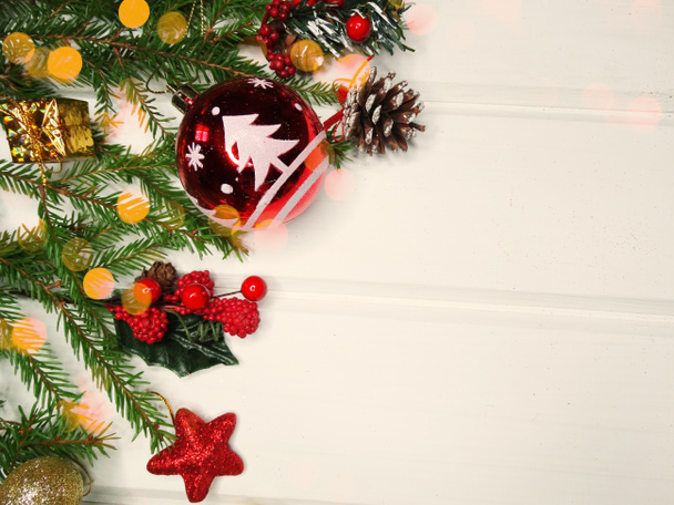 φόντο χριστουγεννιάτικο και διακόσμηση με κλαδιά έλατου γιρλάντα φώτα για λευκή ξύλινη σανίδα - Φωτογραφία, εικόνα
