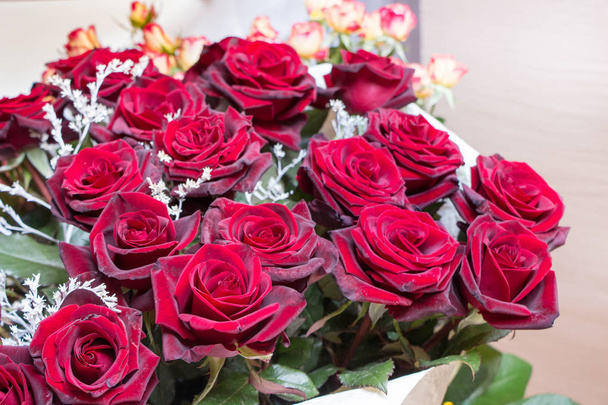 Csokor csodálatos bordó Rózsa - egy nagy ajándék a nyaralás - Fotó, kép