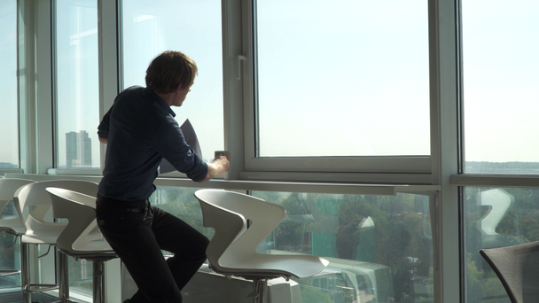 O trabalhador lê papel na janela do escritório
 - Filmagem, Vídeo
