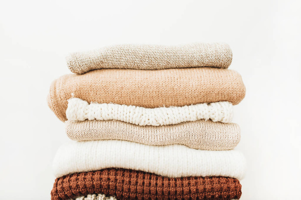 Zbliżenie zima ciepłe swetry i pulowery. Kobiety ubrania moda minimalny wzór. - Zdjęcie, obraz