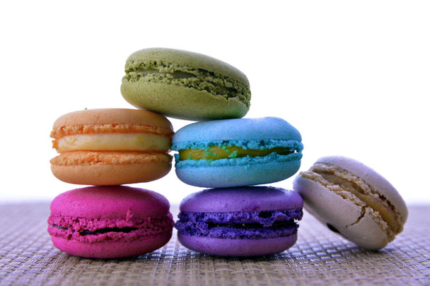 Zblízka barevné makarony dezert s vintage pastelových tónů - Fotografie, Obrázek