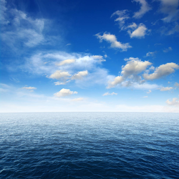 Superficie azul del agua de mar en el cielo - Foto, imagen