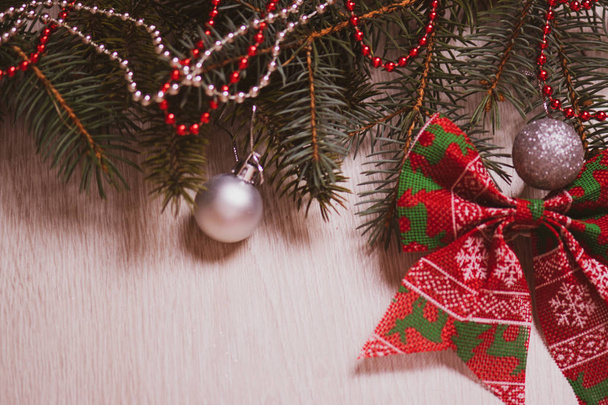 背景、新年とクリスマスのスクリーン セーバー。クリスマスのおもちゃやビーズのクリスマス ツリーの枝. - 写真・画像