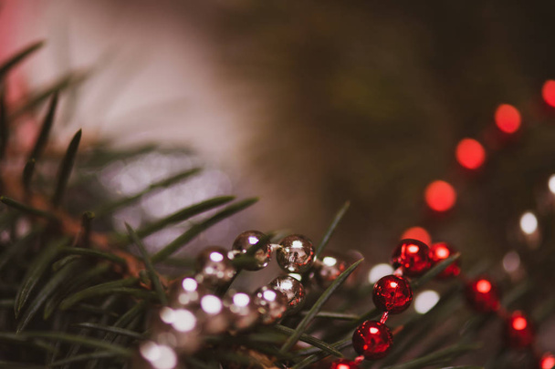 Hintergrund, Bildschirmschoner für das neue Jahr und Weihnachten. Weihnachtsspielzeug und Christbaumzweige mit Perlen. - Foto, Bild