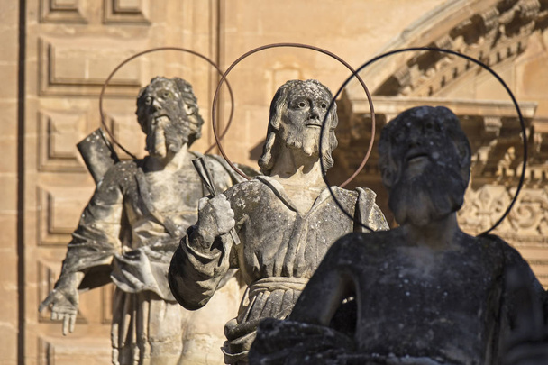 Italia, Sicilia, Modica (provincia di Ragusa), facciata barocca della Cattedrale di San Pietro e statue religiose (XVIII secolo a.C.
.) - Foto, immagini