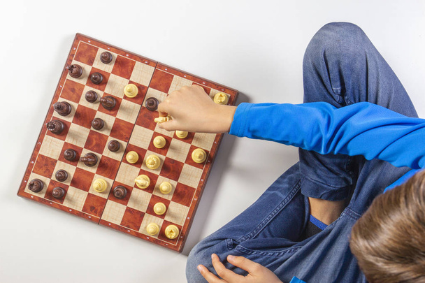Kid hrát šachy na šachovnici. Pohled shora - Fotografie, Obrázek