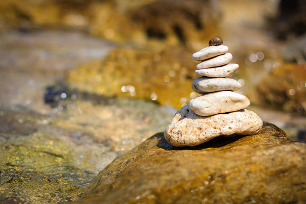 Équilibrage des pierres sur le bord de mer
 - Photo, image