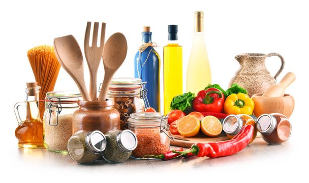 Valikoidut elintarvikkeet ja keittiövälineet, valkoisella pohjalla eristetyt - Valokuva, kuva