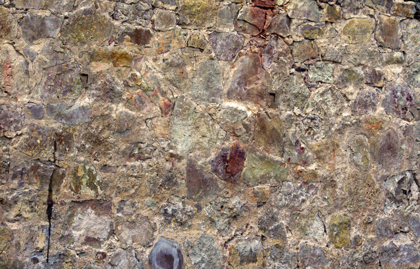 um pedaço de uma parede de pedra plana, uma superfície rachada velha consiste em pedras e rochas de vários tons e estruturas, uma variedade de cores, velho e resistido
, - Foto, Imagem
