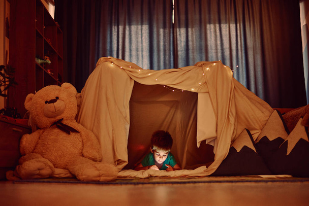 little  boy playing in tent - Фото, изображение