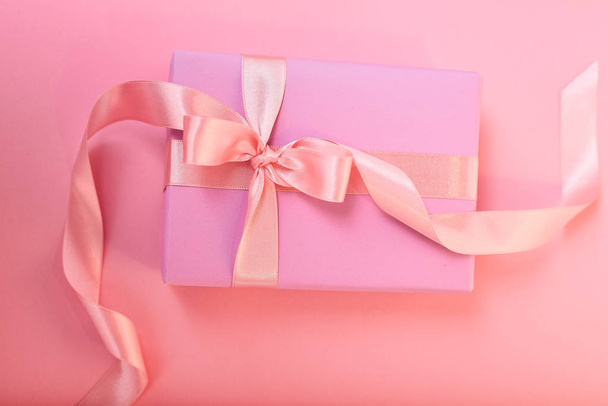 pink gift box on background - Foto, Imagem